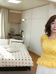 Japanese cougar Hanako gets fucked in her hairy pussy by her neighbour