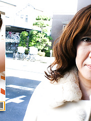 Japanese cougar Hanako gets fucked in her hairy pussy by her neighbour