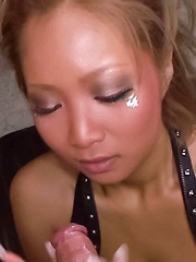 Riku Hinano licks and rubs woody before swallowing it in mouth