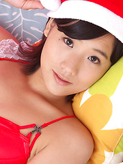 Yuzuki Hashimoto Asian in red white lingerie waits for Santa